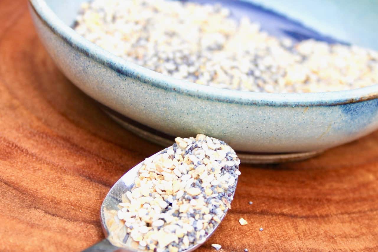 how to make an easy copycat everything but the bagel spice blend
