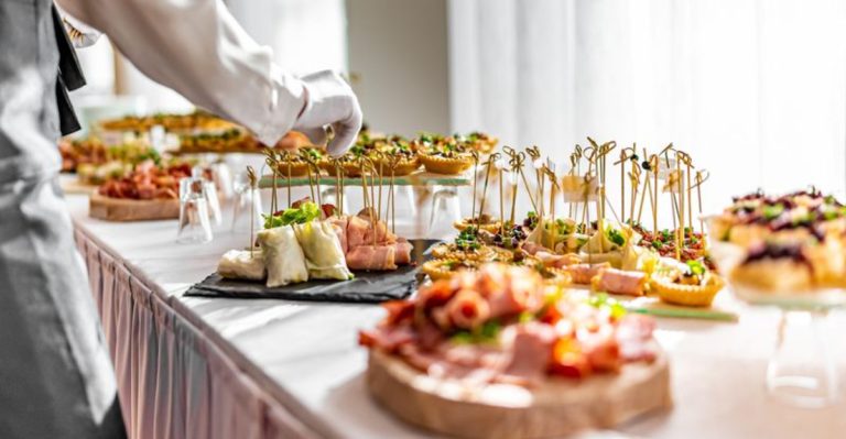 10 Annoying Things You Should Stop Doing At Buffets & 10 Etiquette Rules You Need To Follow