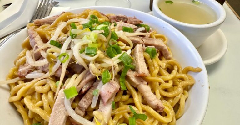10 Hawaiian Spots Locals Go To For Authentic Island-Inspired Eats
