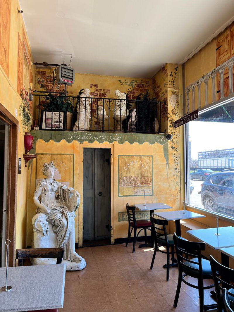 Original Ferrara Bakery – Chicago