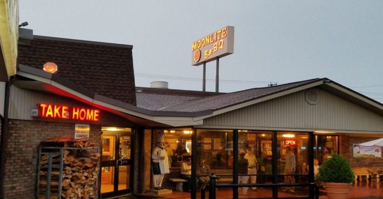 10 Kentucky Buffets That Locals Say Serve Fried Chicken Straight Out Of Tradition