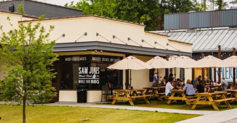 10 North Carolina Restaurants That Never Advertise But Always Draw Crowds