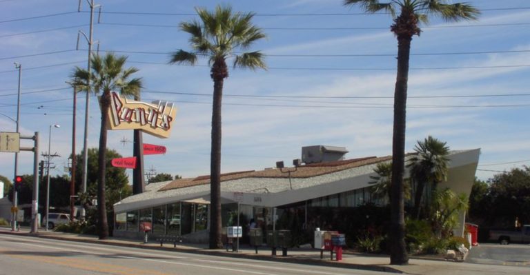 11 California Roadside Diners That Are Worth Pulling Over For