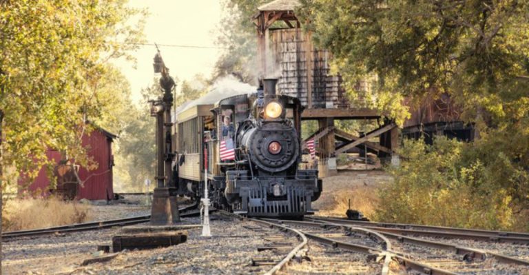 11 California Train Rides That Showcase The State’s Most Breathtaking Fall Landscapes