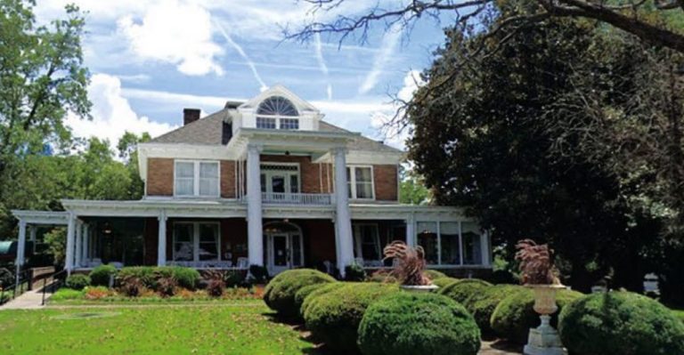 11 Georgia Buffets Where Fried Chicken Is Always The Star Of The Spread