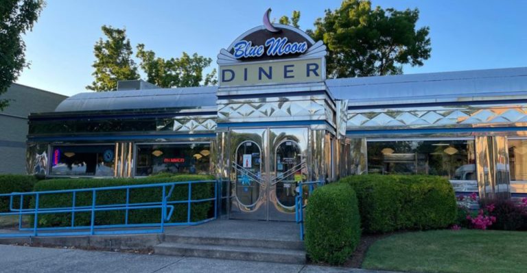 11 Timeless Oregon Diners That Feel Frozen In Time