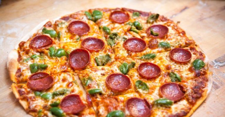 11 Ways Chicagoans Eat Pizza That Outsiders Just Don’t Get