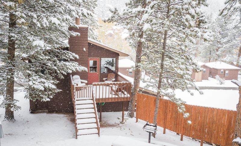 Castle Mountain Lodge on Fall River – Estes Park