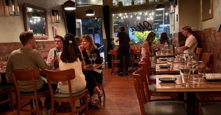 12 Hidden Dining Rooms In Philadelphia, Pennsylvania That Stay Busy Without Advertising In 2026