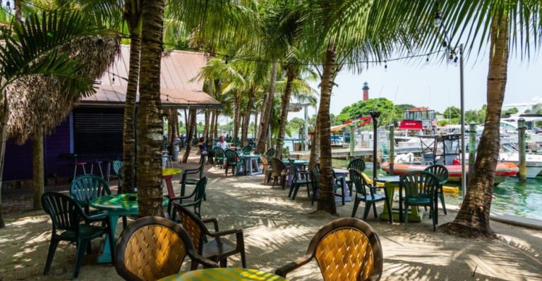12 Hidden Florida Beachfront Restaurants Locals Quietly Hope You Never Find