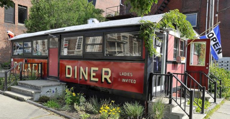 12 Maine Restaurants That Locals Say Sell Out Before Sunset Hits The Harbor