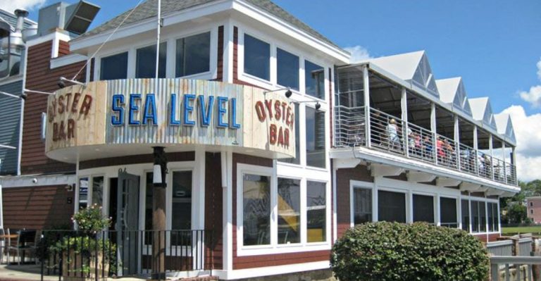 12 Massachusetts Seafood Chains Locals Swear Are Worth The Price