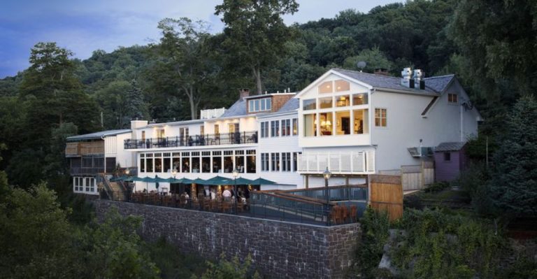 12 Waterfront Restaurants In Pennsylvania That Shine On Chilly Winter Nights