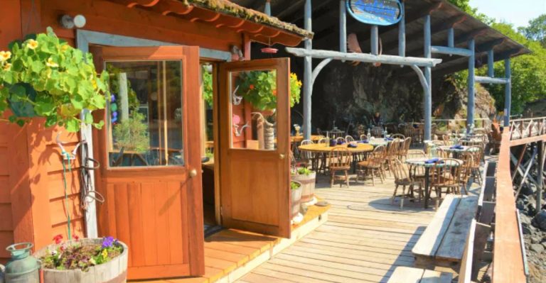 13 Alaska Seafood Shacks Worth Every Mile For Fresh Catch And Ocean Views