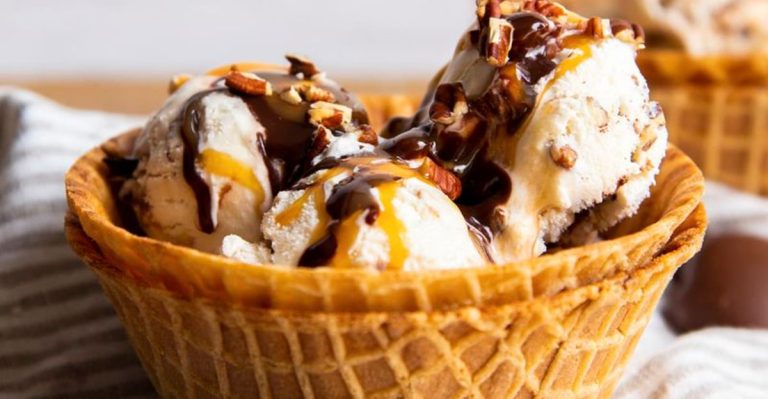 13 Classic Illinois Desserts Locals Say Should Never Leave The Table