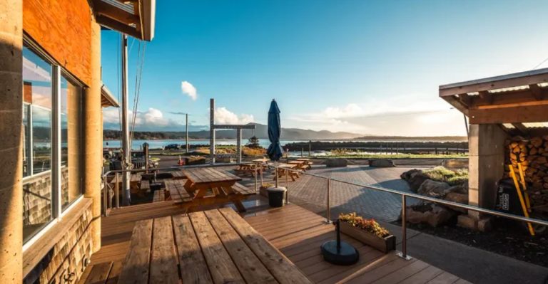 13 Coastal Oregon Beachfront Cafés That Locals Swear By For Food And Scenery