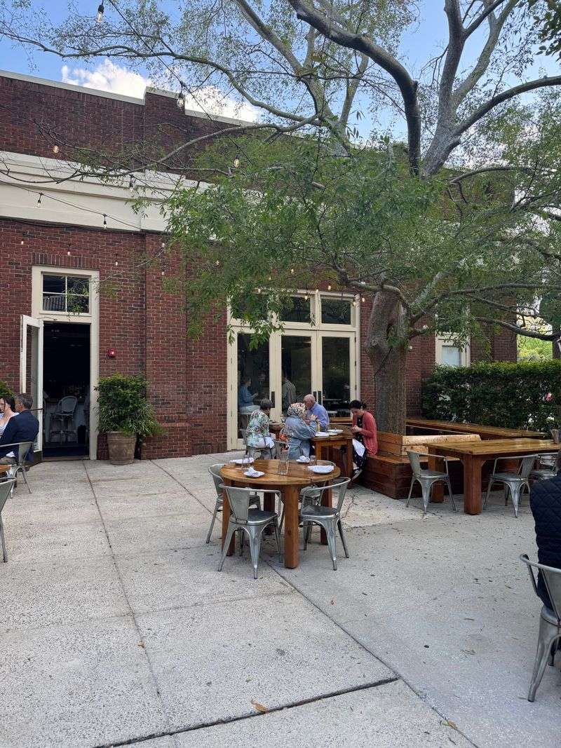 Le Farfalle, Charleston