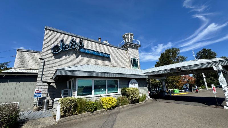 Salty's on the Columbia