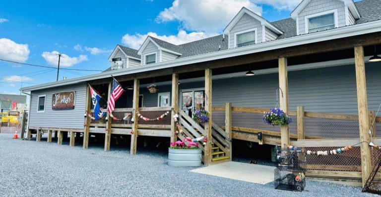 14 Delaware Seafood Shacks Locals Secretly Hoped You’d Never Find