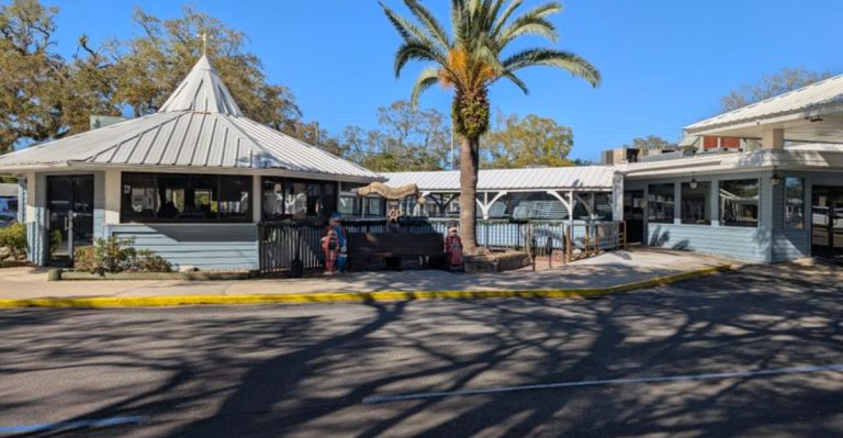 14 Hidden Florida Restaurants Locals Guard Like Secrets