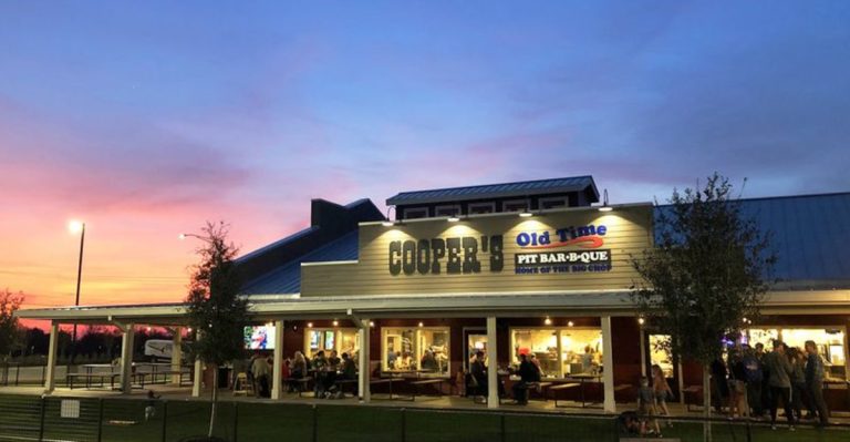 14 Hole-In-The-Wall Texas Restaurants Locals Say Serve The Biggest Portions Around