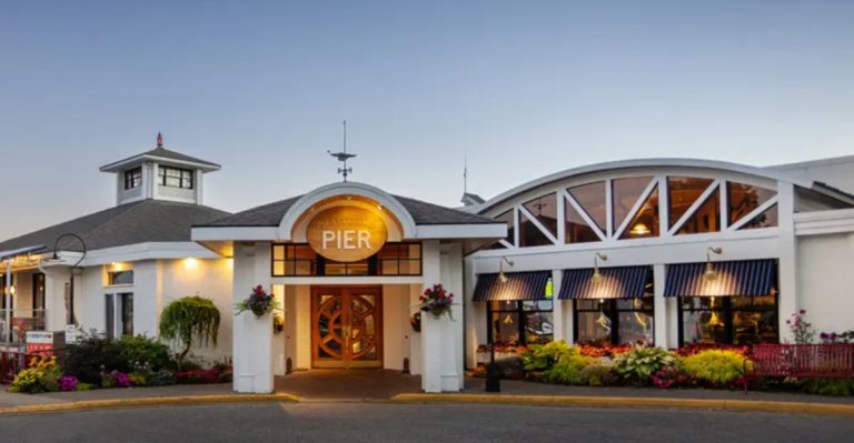 14 Lakefront Spots In Michigan Serving Food As Amazing As The Scenery