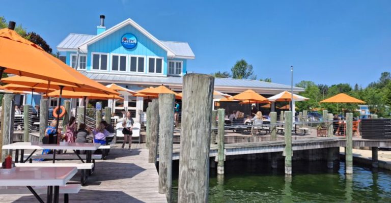 14 Michigan Lakeshore Restaurants So Busy On Saturdays, Locals Skip The Rush