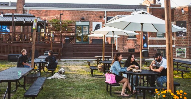 15 Best Outdoor Eateries In Detroit, Michigan