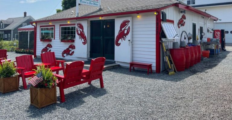 15 Coastal Maine Seafood Shacks Where Ocean Views Make Every Bite Better