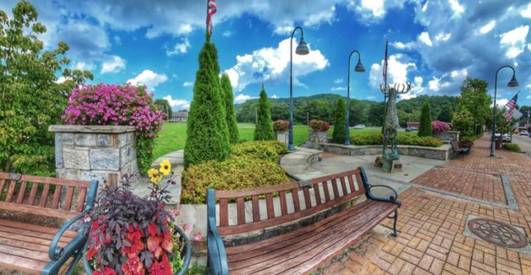 15 North Carolina Small Towns That Become Winter Wonderlands For Christmas