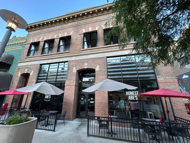 Honest Abe's Burgers & Freedom – Lincoln