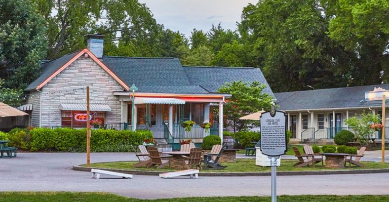 17 Tennessee Fried Chicken Shacks That Locals Hope Never Go Mainstream