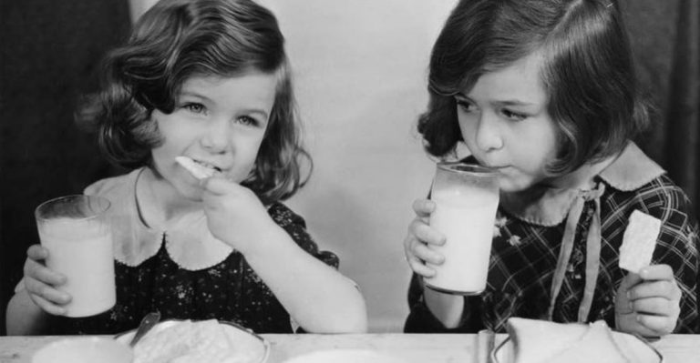 20 Vintage Dinner Table Rules From The 1960s That Would Shock Today’s Kids