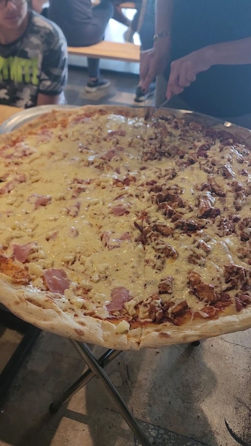 30-Inch Pies Built For Groups And Big Appetites 30-Inch Pies Built For Groups And Big Appetites
