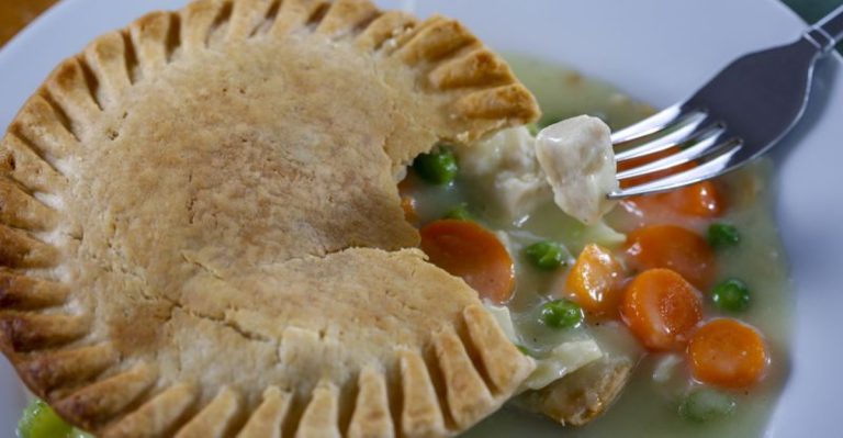 4 Illinois Chains That Fail Hard at Pot Pie & 4 That Bring True Comfort