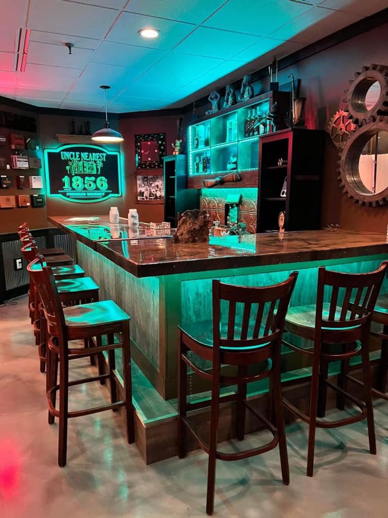 7. Ari’z Supper Club & Martini Lounge