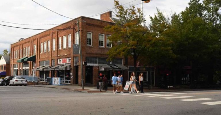 There’s A 24/7 Chicken And Biscuits Restaurant In North Carolina You’ll Love