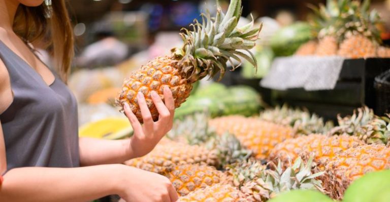 8 Ways To Pick The Best Pineapple At The Store, According To Experts