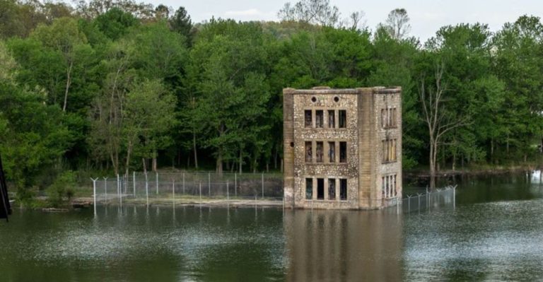 9 Forgotten Ghost Towns In Arkansas That Are Eerially Scenic