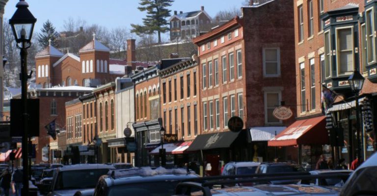 9 Illinois Small-Town Getaways That Are Perfect For A November Weekend Adventure