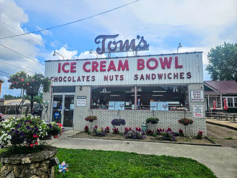 10. Tom's Ice Cream Bowl – Zanesville