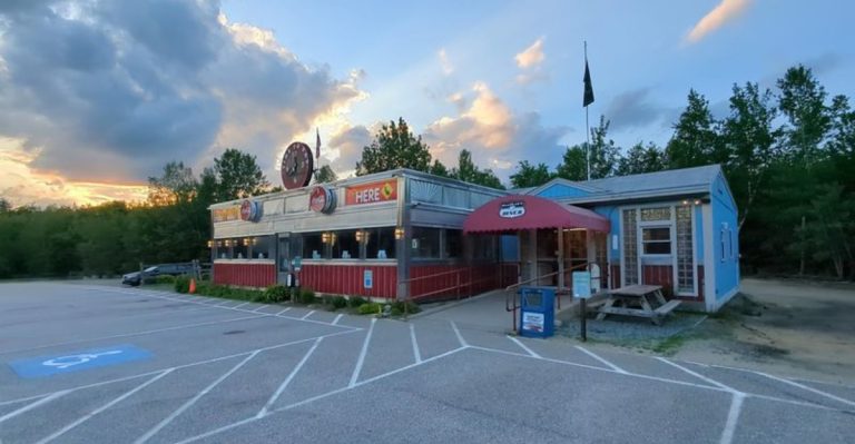 A 1950s Roadside Gem Serving Up Pure New Hampshire Nostalgia