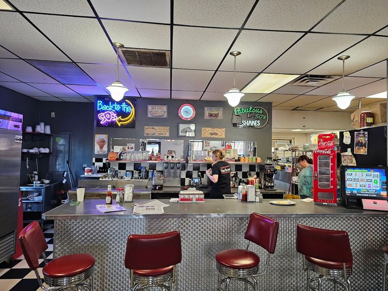 A 1950s-Style Diner That Fully Commits To The Vibe