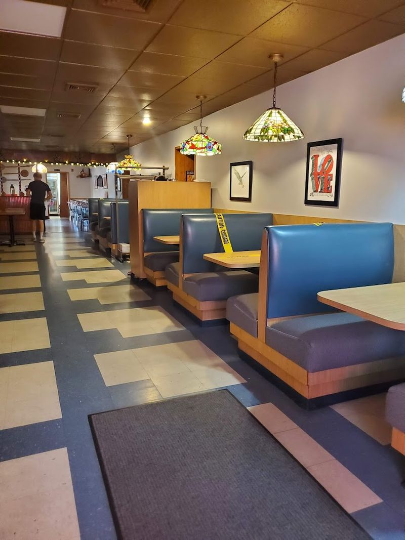 A 4.5-Star Neighborhood Icon With Nearly 900 Reviews