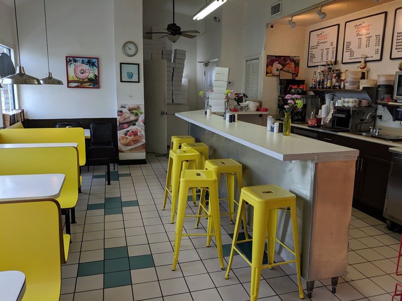 Decor And Ambiance: Old-School Glow, No Frills Needed