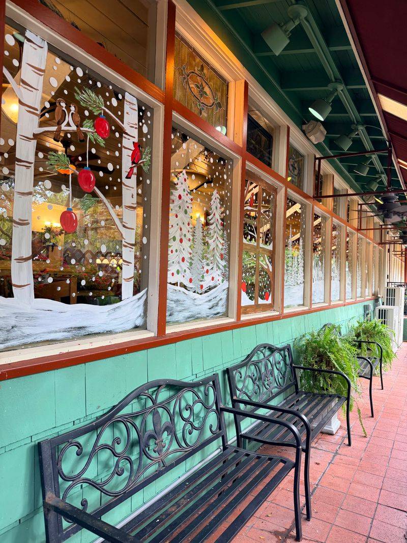 Decor, Ambiance, And Setting