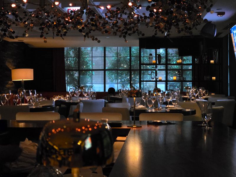 Decor, Ambiance, And Setting