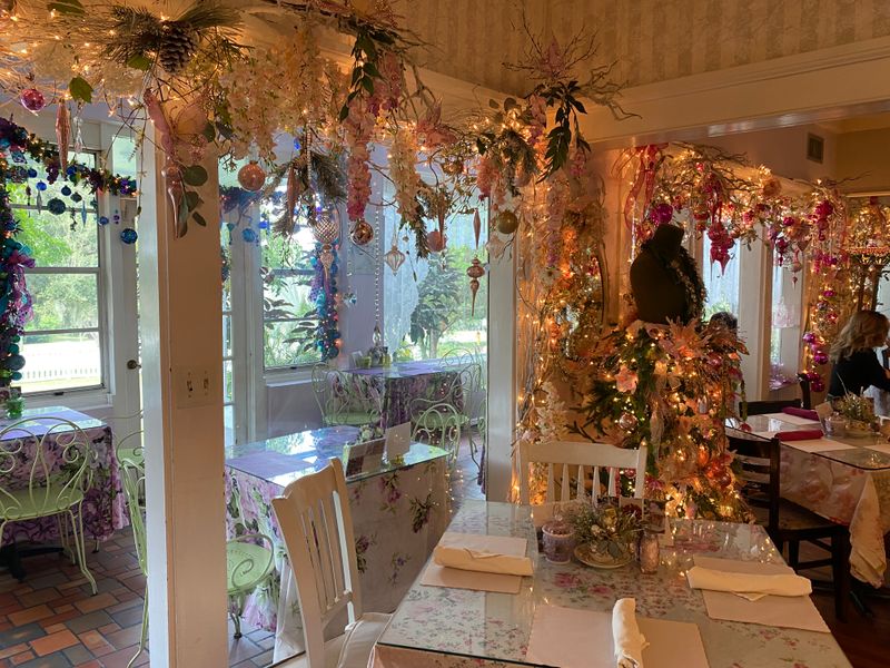 Decor, Ambiance, And Setting