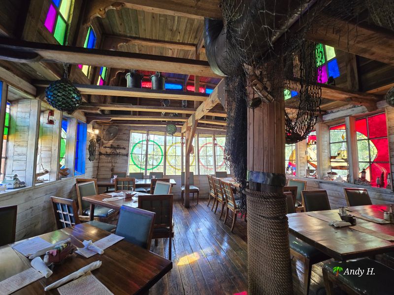 Decor, Ambiance, And Setting