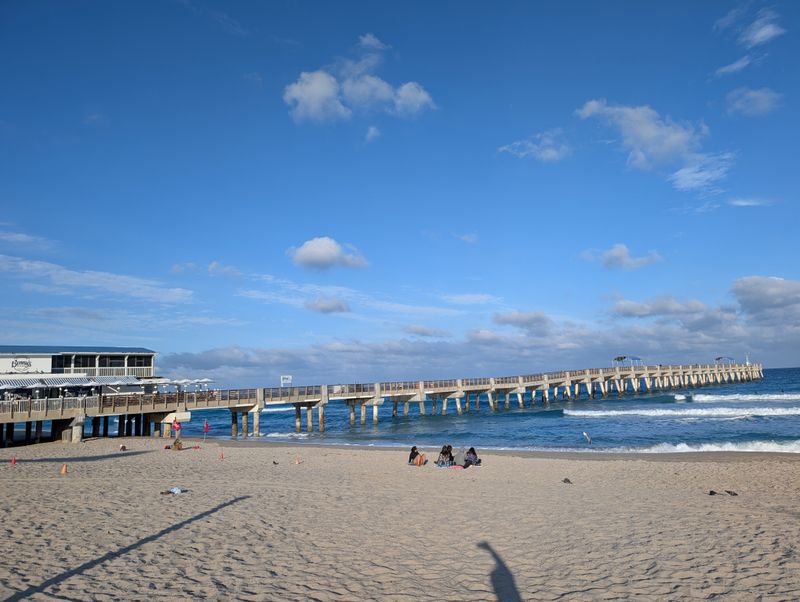 Decor, Ambiance, And Pier Side Setting